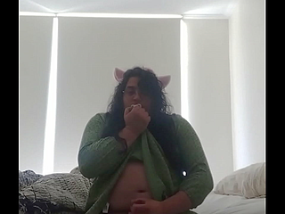 Su jefe lo oblig&oacute; a usar esta ropa y grabar este video